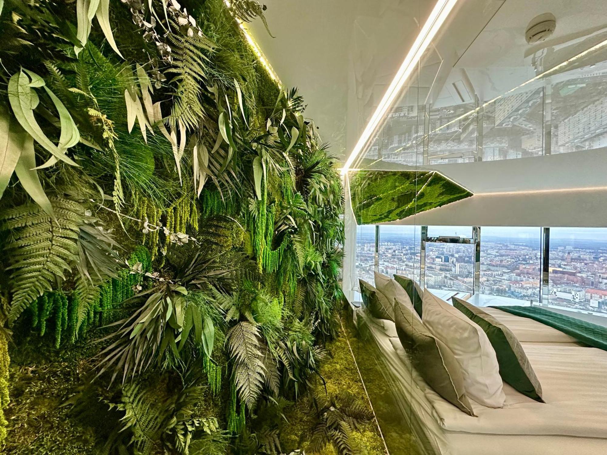 Sky Tower Z Jakuzzi Przy Oknie Вроцлав