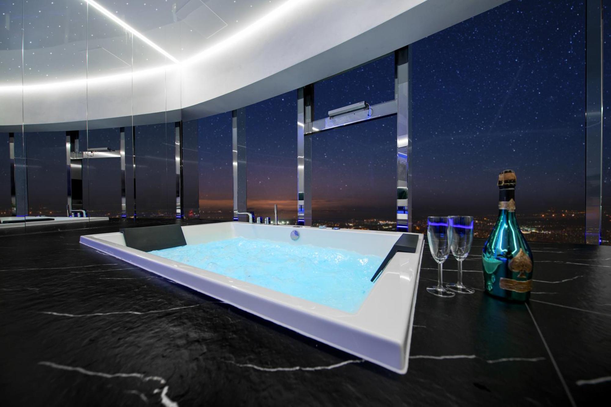 Sky Tower Z Jakuzzi Przy Oknie Appartamento Breslavia