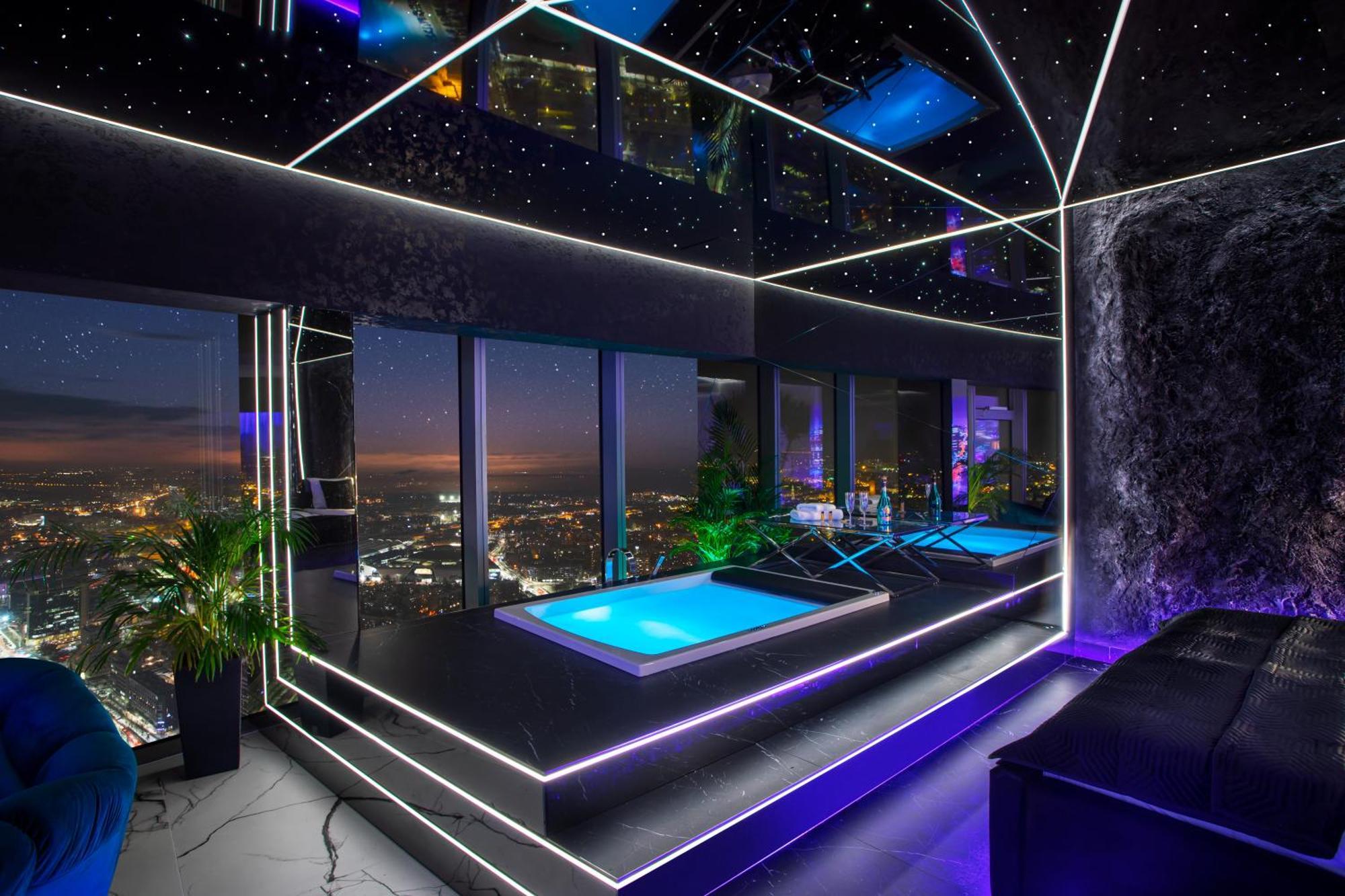 Sky Tower Z Jakuzzi Przy Oknie *