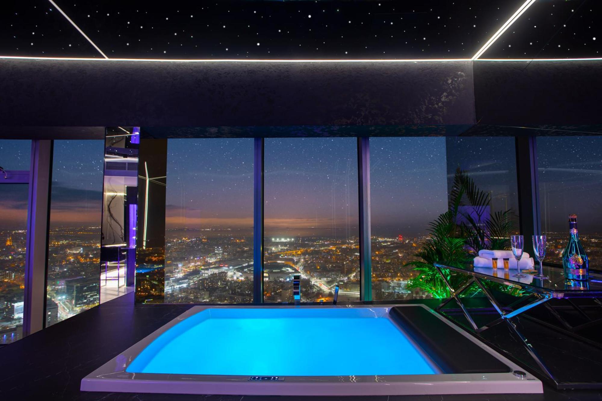Sky Tower Z Jakuzzi Przy Oknie