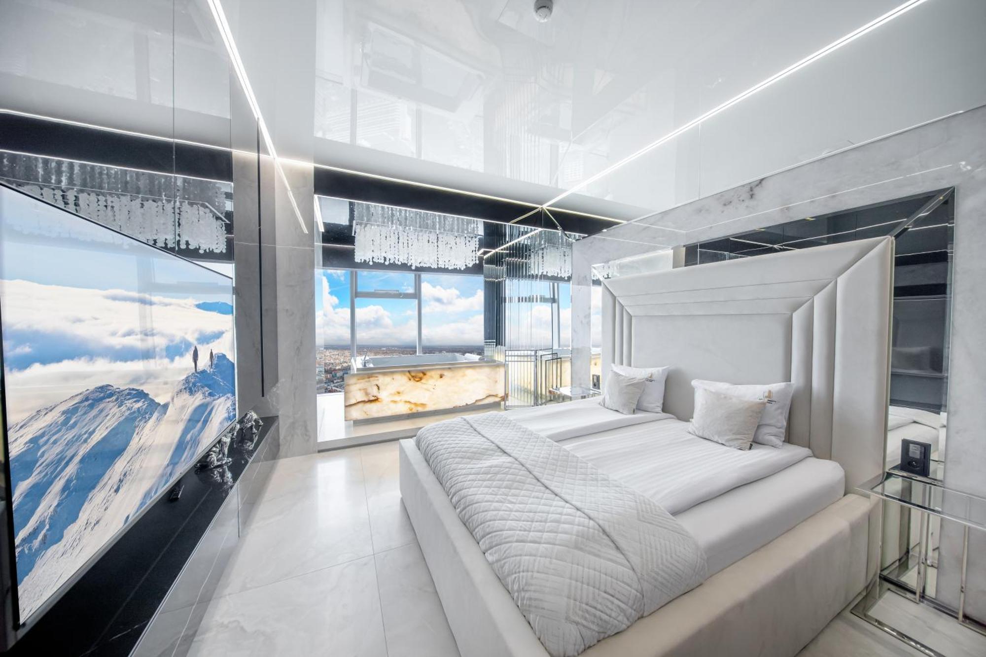 Sky Tower Z Jakuzzi Przy Oknie Appartamento