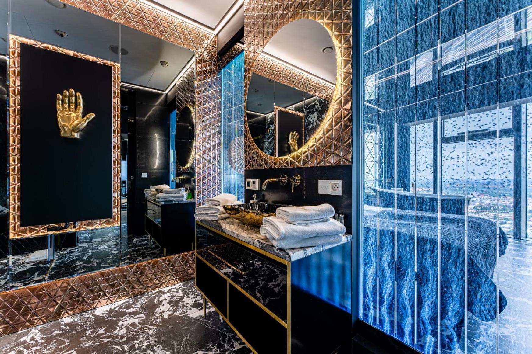 Sky Tower Z Jakuzzi Przy Oknie Апартаменти *