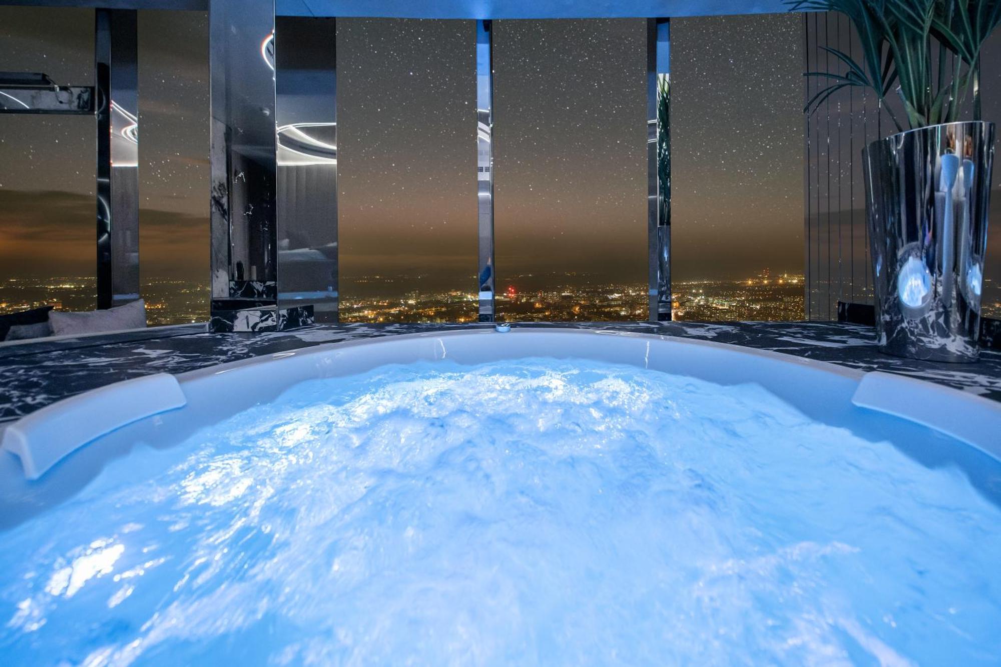 Sky Tower Z Jakuzzi Przy Oknie Appartamento *