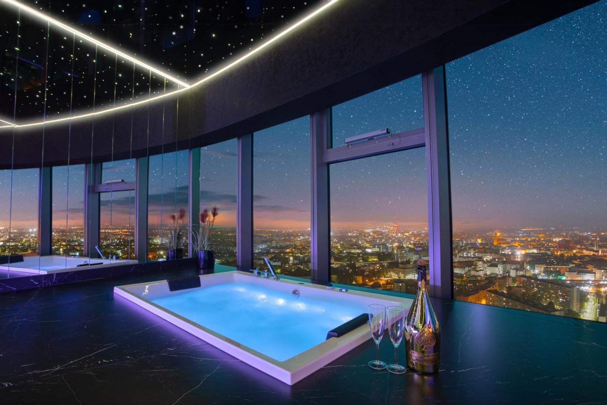Апартаменти Sky Tower Z Jakuzzi Przy Oknie Вроцлав