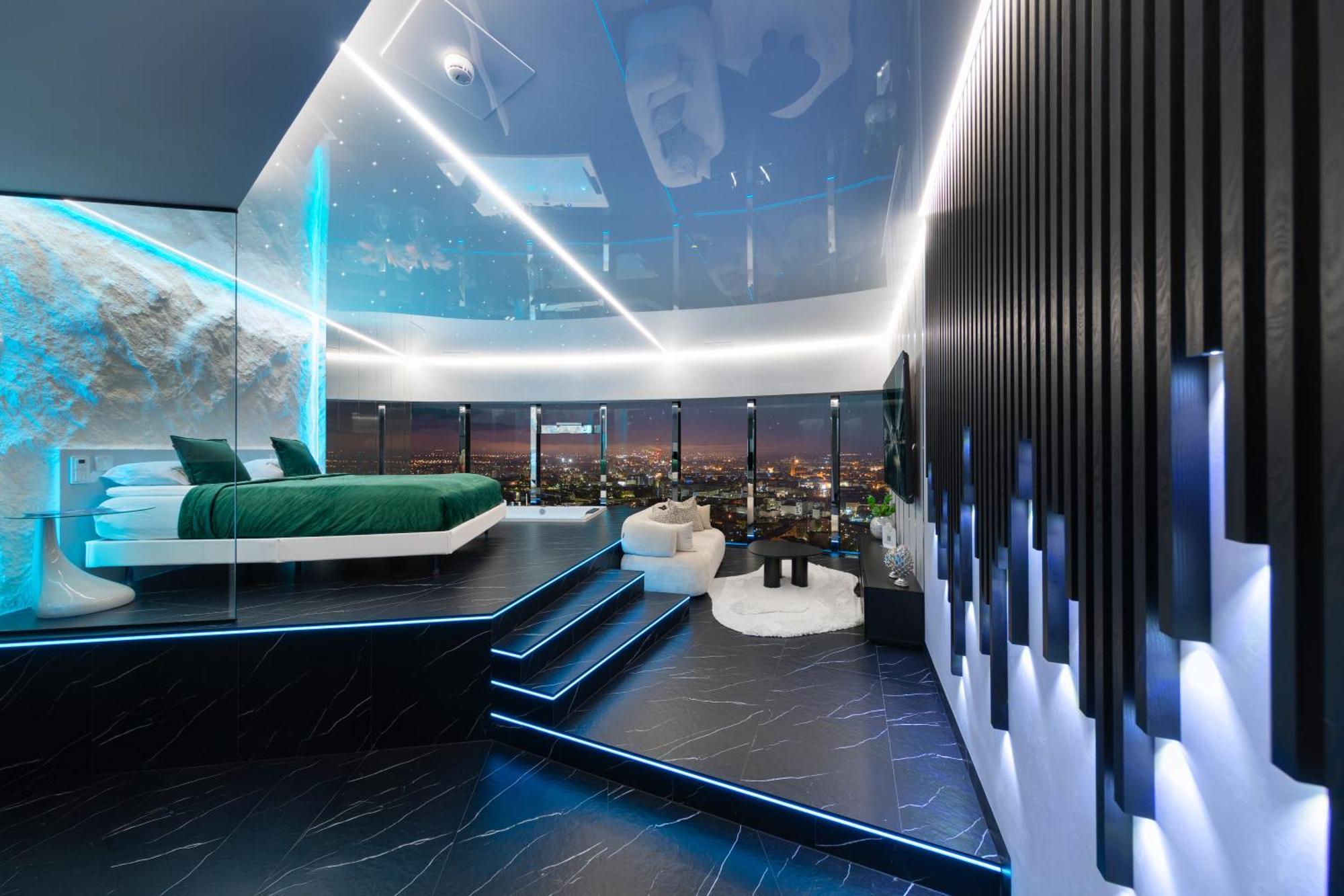 Sky Tower Z Jakuzzi Przy Oknie Апартаменти